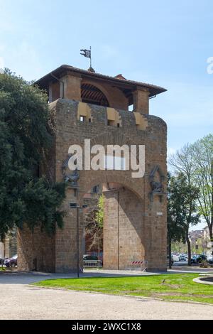 Die Porta San Gallo (englisch: Saint Gallo Gate) befindet sich auf der Piazza della Libertà. Stockfoto