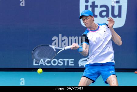 Miami Gardens, Usa. März 2024. Jannik Sinner aus Italien trifft Daniil Medwedev während der Miami Open MEN's.semifinals am Freitag, den 29. März 2024, im Hard Rock Stadium in Miami Gardens, Florida. Sinner besiegte Medwedew mit 6:1, 6-2, als er zum Herrenfinale vorrückte. Fotos von Gary i Rothstein/UPI Credit: UPI/Alamy Live News Stockfoto