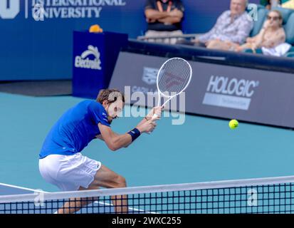 Miami Gardens, Usa. März 2024. Daniil Medwedev trifft am Freitag, den 29. März 2024, im Hard Rock Stadium in Miami Gardens, Florida einen Rückhandschuss auf Jannik Sinner aus Italien. Der Sinner besiegte Medwedew mit 6:1, 6-2, um auf die Spitze der Männer vorzudringen. Fotos von Gary i Rothstein/UPI Credit: UPI/Alamy Live News Stockfoto