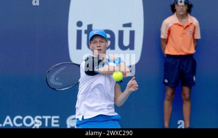 Miami Gardens, Usa. März 2024. Jannik Sinner aus Italien trifft Daniil Medwedev bei den Miami Open MEN's.semifinals im Hard Rock Stadium in Miami Gardens, Florida am Freitag, den 29. März 2024. Sinner besiegte Medwedew mit 6:1, 6-2, als er zum Herrenfinale vorrückte. Fotos von Gary i Rothstein/UPI Credit: UPI/Alamy Live News Stockfoto