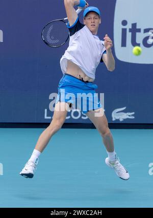 Miami Gardens, Usa. März 2024. Jannik Sinner aus Italien trifft Daniil Medwedev bei den Miami Open MEN's.semifinals im Hard Rock Stadium in Miami Gardens, Florida am Freitag, den 29. März 2024. Sinner besiegte Medwedew mit 6:1, 6-2, als er zum Herrenfinale vorrückte. Fotos von Gary i Rothstein/UPI Credit: UPI/Alamy Live News Stockfoto