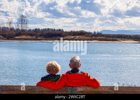 Ein älteres Paar, das Steveston Inlet in British Columbia, Kanada, überblickt Stockfoto