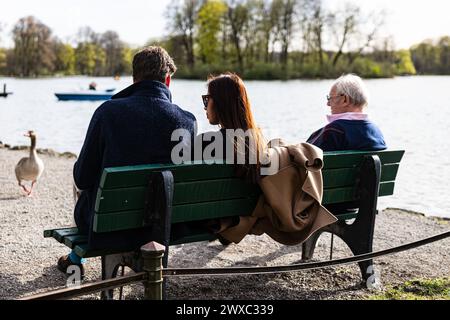 München, Deutschland. März 2024. Am Karfreitag, 29. März 2024, füllen die Münchner bei 21 Grad Celsius die Cafés, Biergärten und Parks in München und genießen das warme Wetter und die Sonne. (Foto: Alexander Pohl/SIPA USA) Credit: SIPA USA/Alamy Live News Stockfoto