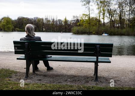 München, Deutschland. März 2024. Am Karfreitag, 29. März 2024, füllen die Münchner bei 21 Grad Celsius die Cafés, Biergärten und Parks in München und genießen das warme Wetter und die Sonne. (Foto: Alexander Pohl/SIPA USA) Credit: SIPA USA/Alamy Live News Stockfoto