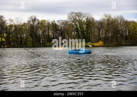 München, Deutschland. März 2024. Am Karfreitag, 29. März 2024, füllen die Münchner bei 21 Grad Celsius die Cafés, Biergärten und Parks in München und genießen das warme Wetter und die Sonne. (Foto: Alexander Pohl/SIPA USA) Credit: SIPA USA/Alamy Live News Stockfoto