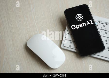KIEW, UKRAINE - 17. MÄRZ 2024 OpenAI-Logo auf dem iPhone-Display mit Apple-Tastatur und Maus auf dem Tisch. Engine für künstliche Intelligenz Stockfoto