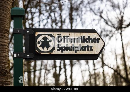 München, Deutschland. März 2024. Öffentlicher Spielplatz. Die Münchner füllen am Karfreitag, den 29.3,2024, bei 21 Grad Celsius in München die Cafés, Biergärten und Parks und genießen das warme Wetter und die Sonne. -- Öffentlicher Spielplatz. Am Karfreitag, 29. März 2024, füllen die Münchner bei 21 Grad Celsius die Cafés, Biergärten und Parks in München und genießen das warme Wetter und die Sonne. (Foto: Alexander Pohl/SIPA USA) Credit: SIPA USA/Alamy Live News Stockfoto