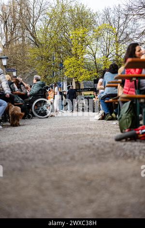 München, Deutschland. März 2024. Biergarten im Seehaus am Kleinhesseloher See. Am Karfreitag, 29. März 2024, füllen die Münchner bei 21 Grad Celsius die Cafés, Biergärten und Parks in München und genießen das warme Wetter und die Sonne. (Foto: Alexander Pohl/SIPA USA) Credit: SIPA USA/Alamy Live News Stockfoto