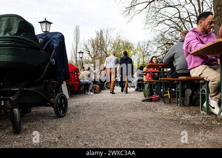 München, Deutschland. März 2024. Biergarten im Seehaus am Kleinhesseloher See. Am Karfreitag, 29. März 2024, füllen die Münchner bei 21 Grad Celsius die Cafés, Biergärten und Parks in München und genießen das warme Wetter und die Sonne. (Foto: Alexander Pohl/SIPA USA) Credit: SIPA USA/Alamy Live News Stockfoto