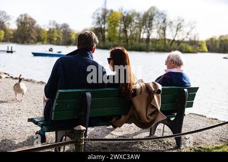 München, Deutschland. März 2024. Am Karfreitag, 29. März 2024, füllen die Münchner bei 21 Grad Celsius die Cafés, Biergärten und Parks in München und genießen das warme Wetter und die Sonne. (Foto: Alexander Pohl/SIPA USA) Credit: SIPA USA/Alamy Live News Stockfoto