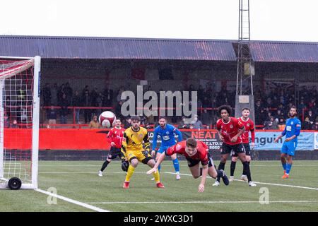 Der Spieler von Hyde United FC hat einen Torschuss von Warrington Rylands Stockfoto