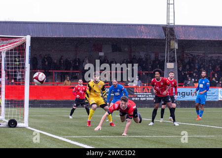 Der Spieler von Hyde United FC hat einen Torschuss von Warrington Rylands Stockfoto