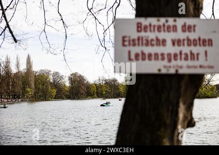 München, Deutschland. März 2024. Am Karfreitag, 29. März 2024, füllen die Münchner bei 21 Grad Celsius die Cafés, Biergärten und Parks in München und genießen das warme Wetter und die Sonne. (Foto: Alexander Pohl/SIPA USA) Credit: SIPA USA/Alamy Live News Stockfoto