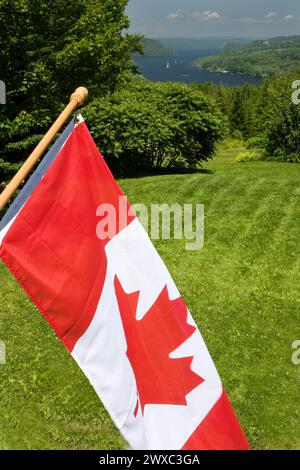 Kingston Creek, New Brunswick, Kanada, mit kanadischer Flagge, Sommerszene. Stockfoto