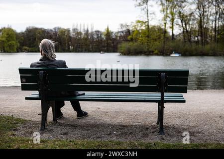 München, Deutschland. März 2024. Am Karfreitag, 29. März 2024, füllen die Münchner bei 21 Grad Celsius die Cafés, Biergärten und Parks in München und genießen das warme Wetter und die Sonne. (Foto: Alexander Pohl/SIPA USA) Credit: SIPA USA/Alamy Live News Stockfoto