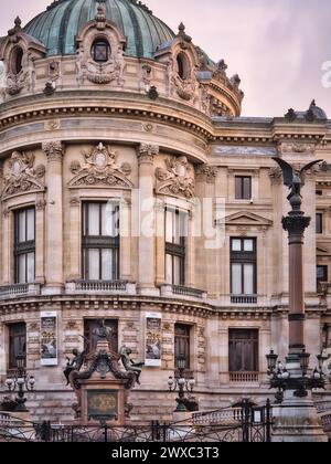 Außenfassade des Opernhauses Palais Garnier in Paris, Frankreich, mit dem Charles Garnier-Denkmal vor dem reich verzierten historischen Gebäude. Elegan Stockfoto