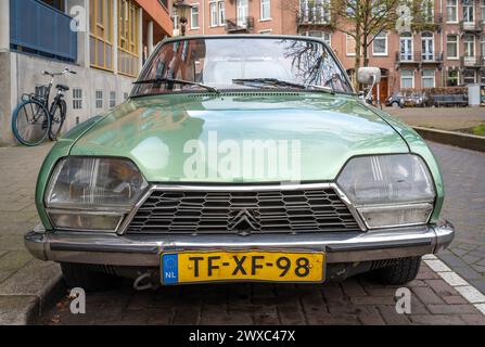 Amsterdam, Niederlande, 29.03.2024, Vorderansicht des Retro-Autos Citroen GS von 1973 in grüner Farbe Stockfoto