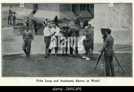 FRITZ LANG am Set Candid mit Kameramann KARL FREUND und Filmcrew während der Dreharbeiten Details aus der Originalveröffentlichung britisches Programm für METROPOLIS 1927 Regisseur Fritz LANG Roman und Drehbuch Thea von Harbou Universum Film (UFA) Stockfoto