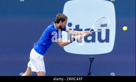 Miami Gardens, Usa. März 2024. Daniil Medwedev trifft am Freitag, den 29. März 2024, im Hard Rock Stadium in Miami Gardens, Florida einen Rückhandschuss auf Jannik Sinner aus Italien. Der Sinner besiegte Medwedew mit 6:1, 6-2, um auf die Spitze der Männer vorzudringen. Fotos von Gary i Rothstein/UPI Credit: UPI/Alamy Live News Stockfoto