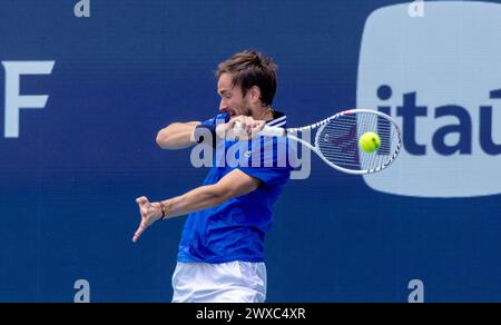 Miami Gardens, Usa. März 2024. Daniil Medwedev trifft am Freitag, den 29. März 2024, im Hard Rock Stadium in Miami Gardens, Florida einen Vorschuss auf Jannik Sinner aus Italien während der Miami Open MEN's.semifinals. Fotos von Gary i Rothstein/UPI Credit: UPI/Alamy Live News Stockfoto