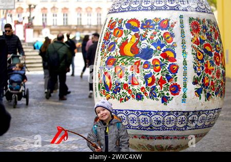 Prag, Tschechische Republik. März 2024. Ein Kind steht am 29. März 2024 auf einer Ostermesse in Prag vor einem Osterei. Quelle: Dana Kesnerova/Xinhua/Alamy Live News Stockfoto