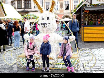 Prag, Tschechische Republik. März 2024. Kinder posieren mit einem Osterhasen auf einer Ostermesse in Prag, Tschechien, am 29. März 2024. Quelle: Dana Kesnerova/Xinhua/Alamy Live News Stockfoto