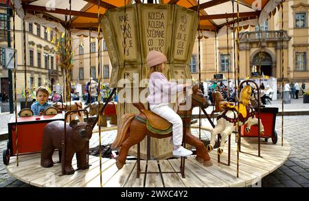 Prag, Tschechische Republik. März 2024. Kinder fahren auf einem traditionellen Karussell auf einer Ostermesse in Prag, Tschechien, am 29. März 2024. Quelle: Dana Kesnerova/Xinhua/Alamy Live News Stockfoto