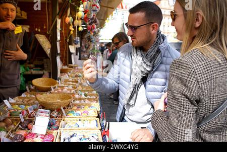 Prag, Tschechische Republik. März 2024. Die Menschen kaufen auf einer Ostermesse in Prag, Tschechien, am 29. März 2024 ein. Quelle: Dana Kesnerova/Xinhua/Alamy Live News Stockfoto