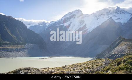 Alpine Gletscherlandschaft mit riesigen Bergen und See an einem sonnigen Tag, Mt Cook, Neuseeland. Stockfoto