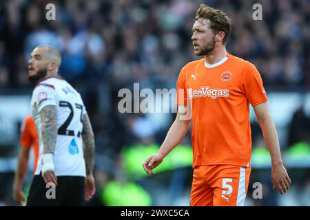 Derby, Großbritannien. März 2024. Matthew Pennington von Blackpool während des Sky Bet League 1 Matches Derby County gegen Blackpool im Pride Park Stadium, Derby, Großbritannien, 29. März 2024 (Foto: Gareth Evans/News Images) in Derby, Großbritannien am 29. März 2024. (Foto: Gareth Evans/News Images/SIPA USA) Credit: SIPA USA/Alamy Live News Stockfoto