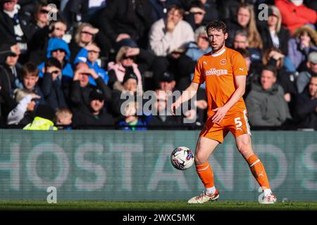 Derby, Großbritannien. März 2024. Matthew Pennington von Blackpool während des Sky Bet League 1 Matches Derby County gegen Blackpool im Pride Park Stadium, Derby, Großbritannien, 29. März 2024 (Foto: Gareth Evans/News Images) in Derby, Großbritannien am 29. März 2024. (Foto: Gareth Evans/News Images/SIPA USA) Credit: SIPA USA/Alamy Live News Stockfoto