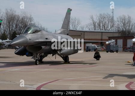 Ein Chef der US-Luftwaffe, der dem 180th Fighter Wing der Ohio National Guard zugeordnet ist, beobachtet den F-16 Fighting Falcon, bevor er am 25. März 2024 bei der 180FW in Swanton, Ohio startet. Die 180FW führt häufig Flüge durch, um die Einsatzbereitschaft zu gewährleisten. (Foto der U.S. Air National Guard von Airman Camren Ray) Stockfoto