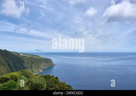 Aus der Vogelperspektive auf die wunderschöne Küste vom Miradouro da Ponta do Sossego, einem erhöhten Aussichtspunkt auf der Insel Sao Miguel, Azoren, Portugal Stockfoto