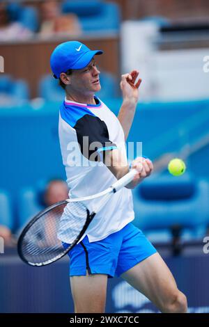 Miami, Florida, USA. März 2024. Jannik Sinner (Italien) trifft im Halbfinale der MenÃs Singles beim Tennis-Turnier Miami Open eine Vorhand gegen .Daniil Medwedev. Sinner gewann das Spiel mit 6:1, 6:2. (Kreditbild: © Richard Dole/ZUMA Press Wire) NUR REDAKTIONELLE VERWENDUNG! Nicht für kommerzielle ZWECKE! Stockfoto