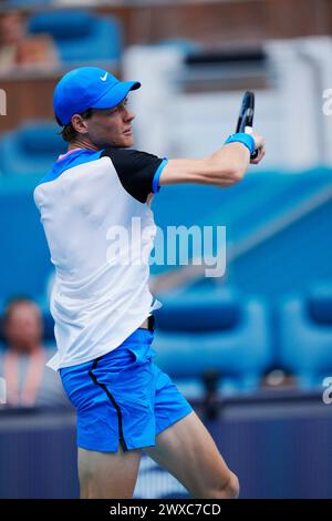 Miami, Florida, USA. März 2024. Jannik Sinner (Italien) trifft im Halbfinale der MenÃs Singles beim Tennis-Turnier Miami Open eine Vorhand gegen .Daniil Medwedev. Sinner gewann das Spiel mit 6:1, 6:2. (Kreditbild: © Richard Dole/ZUMA Press Wire) NUR REDAKTIONELLE VERWENDUNG! Nicht für kommerzielle ZWECKE! Stockfoto