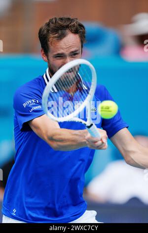 Miami, Florida, USA. März 2024. Daniil Medwedew trifft im Halbfinale der MenÃs Singles beim Tennis-Turnier Miami Open eine Vorhand gegen Jannik Sinner (Italien). Sinner gewann das Spiel mit 6:1, 6:2. (Kreditbild: © Richard Dole/ZUMA Press Wire) NUR REDAKTIONELLE VERWENDUNG! Nicht für kommerzielle ZWECKE! Stockfoto