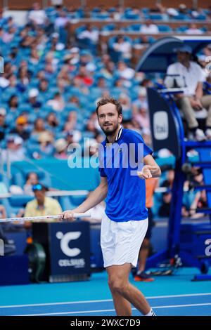 Miami, Florida, USA. März 2024. Daniil Medwedew gibt seinem Trainer Gesten, während er Jannik Sinner (Italien) im Halbfinale der MenÃs Singles beim Tennis-Turnier der Miami Open spielt. Sinner gewann das Spiel mit 6:1, 6:2. (Kreditbild: © Richard Dole/ZUMA Press Wire) NUR REDAKTIONELLE VERWENDUNG! Nicht für kommerzielle ZWECKE! Stockfoto