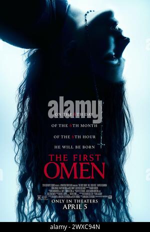 The First Omen (2024) von Arkasha Stevenson mit Nell Tiger Free, Bill Nighy und Ralph Ineson. Eine junge Amerikanerin wird nach Rom geschickt, um ein Leben im Dienst an der Kirche zu beginnen, aber sie trifft auf eine Dunkelheit, die sie dazu bringt, ihren Glauben in Frage zu stellen und eine schreckliche Verschwörung zu enthüllen, die darauf hofft, das Böse zu bringen, das inkarniert ist. US-Poster mit einem Blatt ***NUR FÜR REDAKTIONELLE ZWECKE***. Quelle: BFA / 20th Century Studios Stockfoto