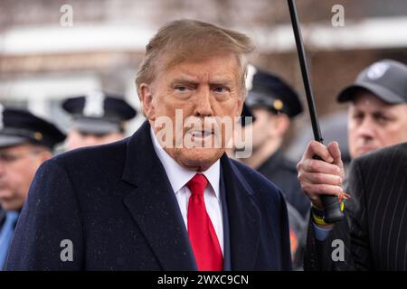 Massapequa Park, New York, USA. März 2024. Der ehemalige Präsident DONALD TRUMP spricht mit der Presse, nachdem er an der Wache des NYPD-Offiziers Jonathan Diller im Massapequa-Beerdigungszentrum teilgenommen hat. (Kreditbild: © Lev Radin/ZUMA Press Wire) NUR REDAKTIONELLE VERWENDUNG! Nicht für kommerzielle ZWECKE! Stockfoto