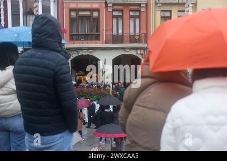 Avilés, Spanien, 29. März 2024: Die Bruderschaft von Nuestro Padre Jesús de la Esperanza mit dem Bild „Jesus am Kreuz“ am Karfreitag in Avilés, am 29. März 2024 in Avilés, Spanien. Quelle: Alberto Brevers / Alamy Live News. Stockfoto