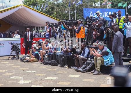 Lokale und internationale Fotografen und Videofilmer dokumentieren die offizielle Flaggen-Zeremonie der Rallye-Weltmeisterschaft 2024 (WRC) Safari Rally im Kenyatta International Convention Center. Seine Exzellenz, der Präsident von Kenia, William Ruto, startete offiziell den WRC Safari Rallye Competition 2024 im Kenyatta International Conventional Centre (KICC) in Nairobi. Dies ist die 71. Ausgabe der Safari Rallye in Kenia, Nairobi, der Hauptstadt. Die Veranstaltung ist die dritte Runde der diesjährigen FIA (Fédération Internationale de l'Automobile) Rallye-Weltmeisterschaft. Präsident Rut Stockfoto