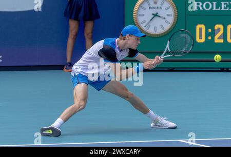 Miami Gardens, Usa. März 2024. Jannik Sinner aus Italien trifft Daniil Medwedev während des Halbfinals der Miami Open im Hard Rock Stadium in Miami Gardens, Florida am Freitag, den 29. März 2024. Sinner besiegte Medwedew mit 6:1, 6-2, als er zum Herrenfinale vorrückte. Fotos von Gary i Rothstein/UPI Credit: UPI/Alamy Live News Stockfoto