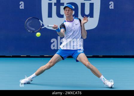 Miami Gardens, Usa. März 2024. Jannik Sinner aus Italien trifft Daniil Medwedev im Halbfinale der Miami Open im Hard Rock Stadium in Miami Gardens, Florida am Freitag, den 29. März 2024. Sinner besiegte Medwedew mit 6:1, 6-2, als er zum Herrenfinale vorrückte. Fotos von Gary i Rothstein/UPI Credit: UPI/Alamy Live News Stockfoto