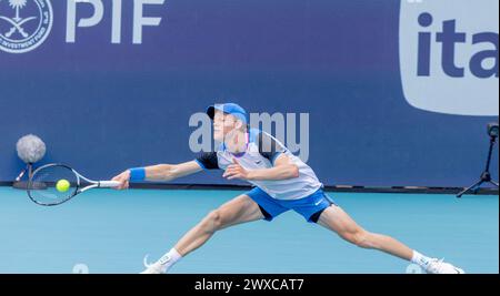 Miami Gardens, Usa. März 2024. Jannik Sinner aus Italien trifft im Halbfinale der Miami Open im Hard Rock Stadium in Miami Gardens, Florida, am Freitag, den 29. März 2024 auf Daniil Medwedev. Sinner besiegte Medwedew mit 6:1, 6-2, als er zum Herrenfinale vorrückte. Fotos von Gary i Rothstein/UPI Credit: UPI/Alamy Live News Stockfoto