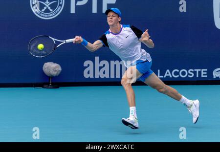 Miami Gardens, Usa. März 2024. Jannik Sinner aus Italien trifft im Halbfinale der Miami Open im Hard Rock Stadium in Miami Gardens, Florida, am Freitag, den 29. März 2024 auf Daniil Medwedev. Sinner besiegte Medwedew mit 6:1, 6-2, als er zum Herrenfinale vorrückte. Fotos von Gary i Rothstein/UPI Credit: UPI/Alamy Live News Stockfoto