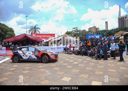 Lokale und internationale Fotografen und Videofilmer dokumentieren die offizielle Flaggen-Zeremonie der Rallye-Weltmeisterschaft 2024 (WRC) Safari Rally im Kenyatta International Convention Center. Seine Exzellenz, der Präsident von Kenia, William Ruto, startete offiziell den WRC Safari Rallye Competition 2024 im Kenyatta International Conventional Centre (KICC) in Nairobi. Dies ist die 71. Ausgabe der Safari Rallye in Kenia, Nairobi, der Hauptstadt. Die Veranstaltung ist die dritte Runde der diesjährigen FIA (Fédération Internationale de l'Automobile) Rallye-Weltmeisterschaft. Präsident Rut Stockfoto