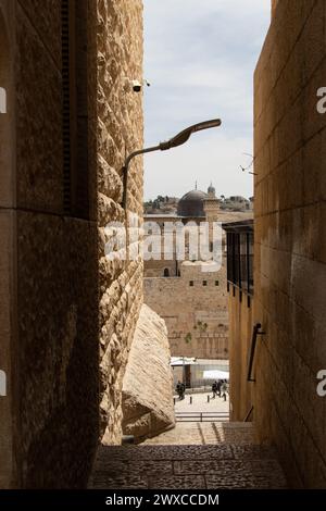 Blick auf die Al-Aqsa Moschee von der engen Straße der Altstadt von Jerusalem. Antike historische Stadt Stockfoto