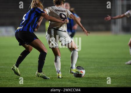 Mailand, Italien. März 2024. Die AS Roma Women-Fußballspielerin VALENTINA GIACINTI mit dem Ball in einem Spiel im Playoff-Spiel in der Arena Civica Gianni Brera gegen den FC Internazionale Women (Foto: © Ervin Shulku/ZUMA Press Wire) NUR ZUR REDAKTIONELLEN VERWENDUNG! Nicht für kommerzielle ZWECKE! Stockfoto