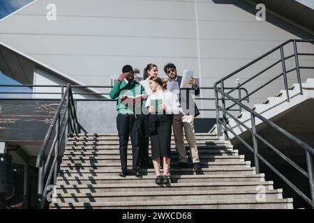 Multikulturelles Geschäftsteam, das auf Treppen im Freien über Gewinnwachstum spricht Stockfoto