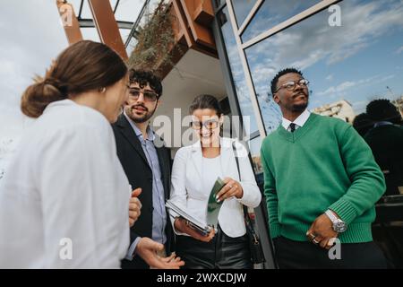 Junges Startup-Team, das ein ansprechendes Meeting außerhalb des Büros abhält Stockfoto